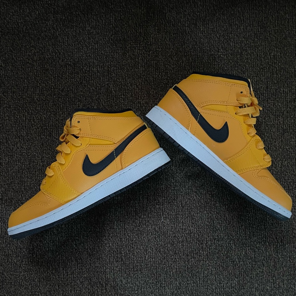 Jordan 1 Mid, University Gold